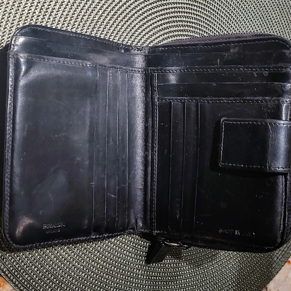 Vintage Prada leather wallet w zipper. Pre-owned, good condition, clean. - Picture 2 of 16